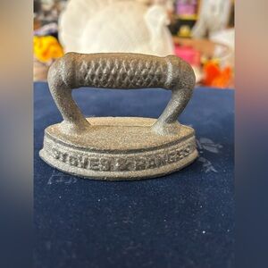 VINTAGE Round Oak Stoves & Ranges Miniature SAD Iron, 3.5” long